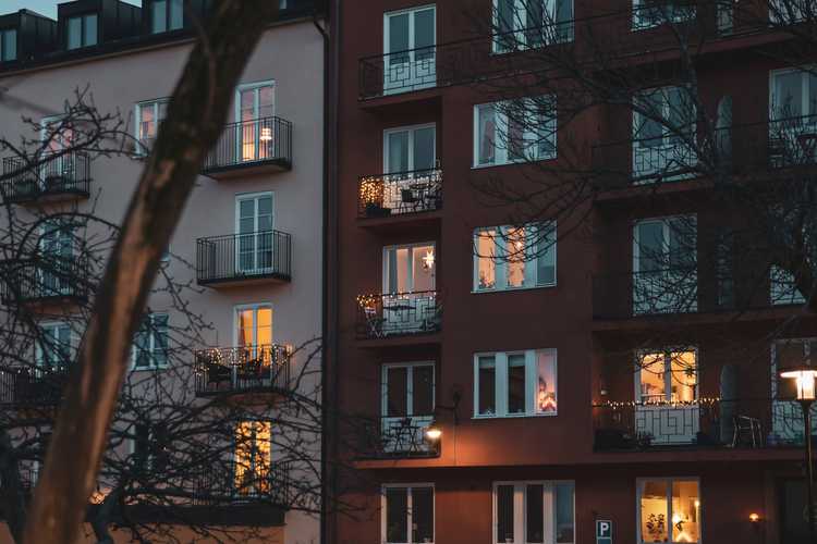 Bostadsrättshus med balkonger på kvällen