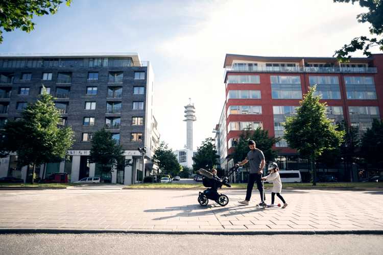 Pappa med två barn är ute och går