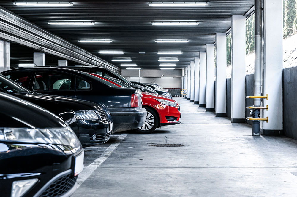 Ett parkeringsgarage med ljusrör