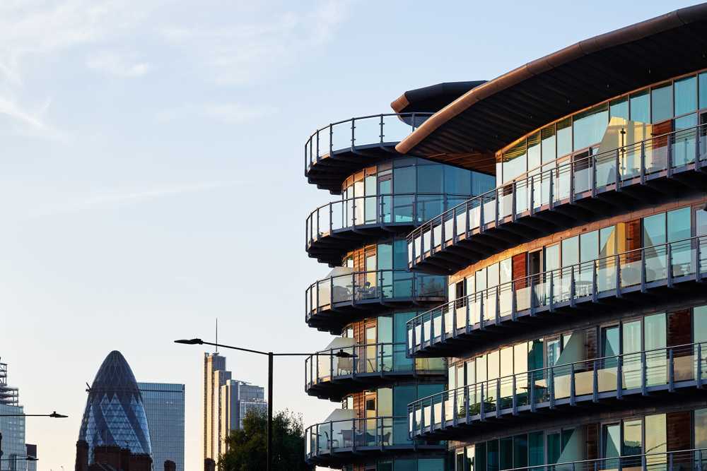 glasbalkonger på ett lägenhetshus