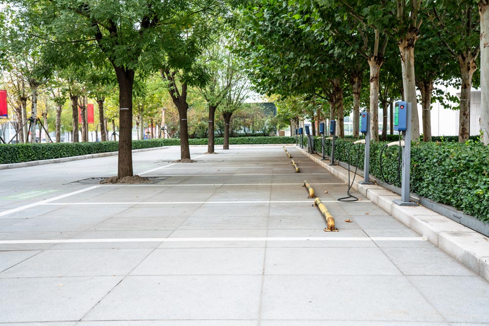 Parkeringsplats med laddstationer