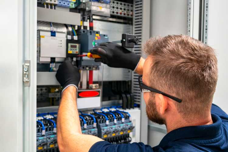 Elektriker fixar i ett elskåp
