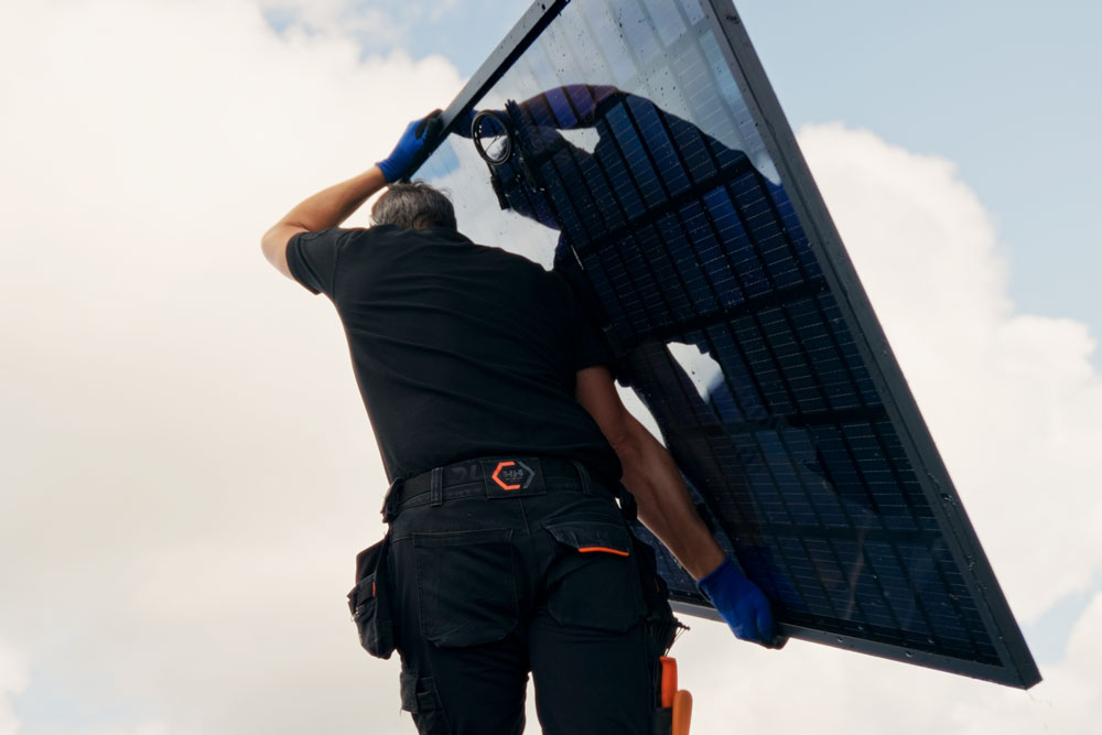 Solceller som bärs upp av en man