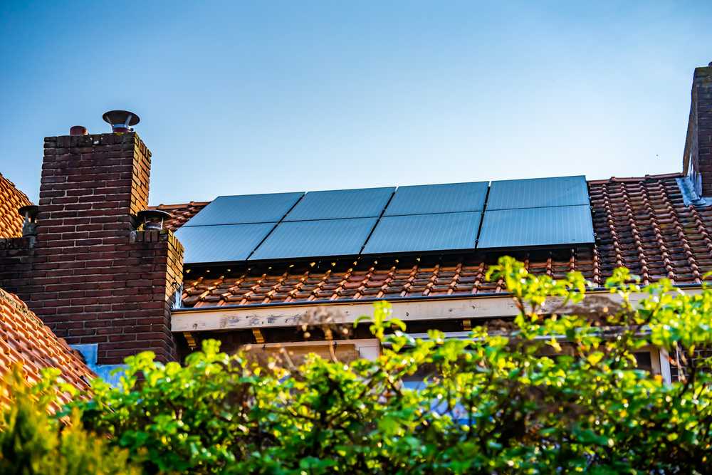villa med solceller på tegeltak